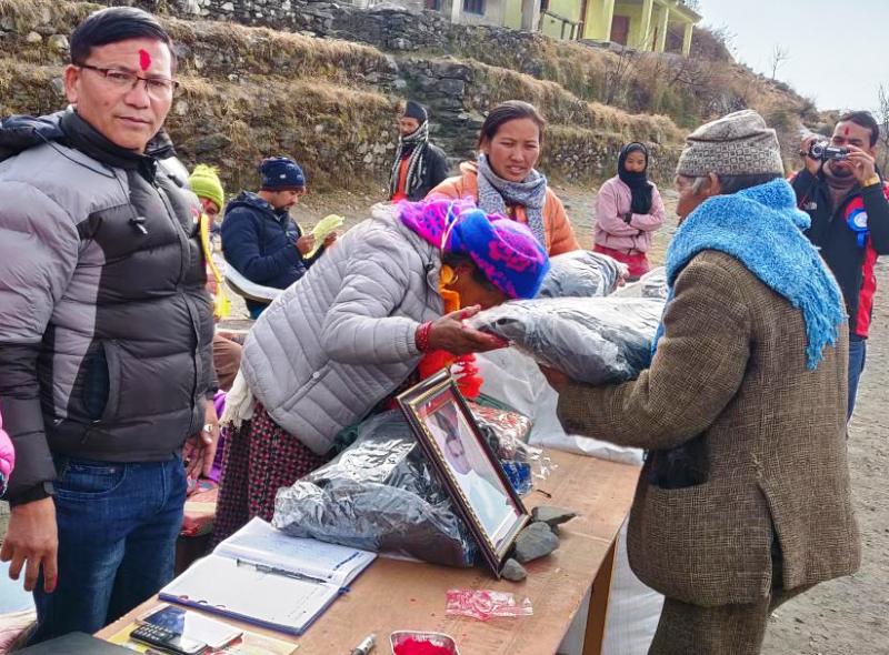 लक्ष्मण लोथ्याल जेष्ठ नागरिक सम्मान कार्यक्रममा पाए २ सय ४४ जनाले जकेट